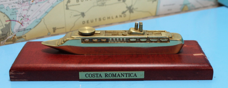 Kreuzfahrtschiff "Costa Romantica" Lackmängel Sockel (1 St.)  IT 1993 in ca. 1:1400